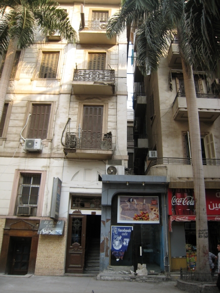 <a class="fancybox" rel="gallery-" href="https://www.cuipcairo.org/sites/default/files/styles/largest/public/a5_3.jpg?itok=g-g9cKd5" title="مدخل أخر للممر هو من خلال مقهي أسمه فيس بوك.">تكبير</a><br >٢٠١٥، أكتوبر ١٨، ٠٣:١٠مساءاً<br>مدخل أخر للممر هو من خلال مقهي أسمه فيس بوك.