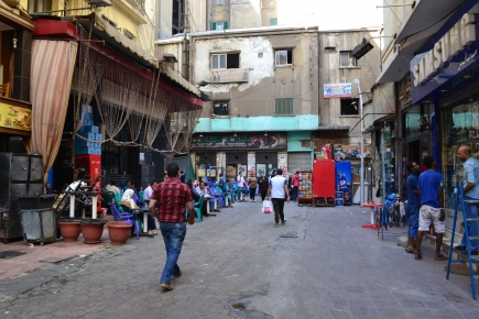 <a class="fancybox" rel="gallery-" href="https://www.cuipcairo.org/sites/default/files/styles/largest/public/dsc_0436.jpg?itok=_RIb1vmS" title="منظر عام للممر و قهوة الفنون على اليسار.">تكبير</a><br >٢٠١٥، سبتمبر ٢٩، ٠٢:٠٩مساءاً<br>منظر عام للممر و قهوة الفنون على اليسار.