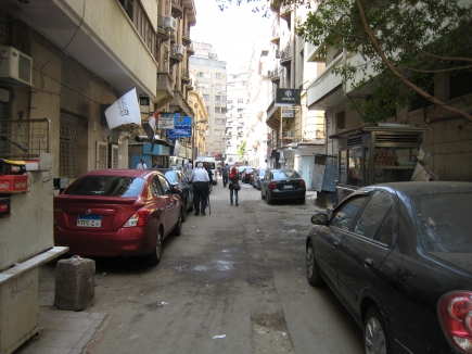 <a class="fancybox" rel="gallery-" href="https://www.cuipcairo.org/sites/default/files/styles/largest/public/e11_2.jpg?itok=OCOb-ce5" title="الممر يستغل كموقف للسيارات">تكبير</a><br >٢٠١٥، أكتوبر ١٨، ٠٣:١٠مساءاً<br>الممر يستغل كموقف للسيارات