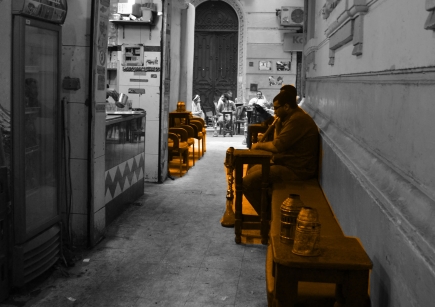 <a class="fancybox" rel="gallery----" href="https://www.cuipcairo.org/sites/default/files/styles/largest/public/encroachments_1.jpg?itok=C4PcrJOZ" title="يضم الجزء الأوسع من الممر مقهى يمتد بفرش مقاعده ليحتل جزءًا من عرض الممر">تكبير</a><br >يضم الجزء الأوسع من الممر مقهى يمتد بفرش مقاعده ليحتل جزءًا من عرض الممر