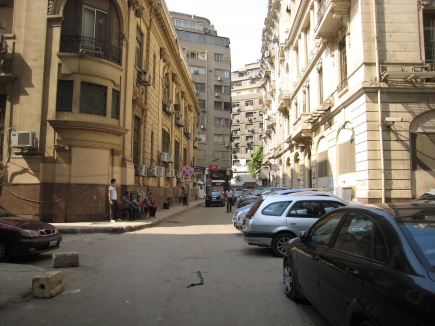 <a class="fancybox" rel="gallery-" href="https://www.cuipcairo.org/sites/default/files/styles/largest/public/img_5928.jpg?itok=KIgpsq6p" title="بنك أبو ظبي الي اليسار هو مبني مهم بالممر.">تكبير</a><br >٢٠١٥، أكتوبر ١٨، ٠٢:١٠مساءاً<br>بنك أبو ظبي الي اليسار هو مبني مهم بالممر.