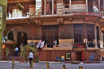 <a class="fancybox" rel="gallery-landmarks" href="https://www.cuipcairo.org/sites/default/files/styles/largest/public/mf_3-8_1.jpg?itok=IIJWHcEM" title="فندق كوزموبوليتان">تكبير</a><br >٢٠١٤، أغسطس ١٣، ١٢:٠٨صباحاً<br>فندق كوزموبوليتان<br />صممه المهندس المعماري ألفونسو ساسون في عام 1928 وسمي في ذلك الوقت ميتروبوليتان ويتميز الفندق ببار منزلي مريح. ويعتبر الفندق الوحيد للمطور الشهير تشارلز بهلر الذى لايزال يعمل.